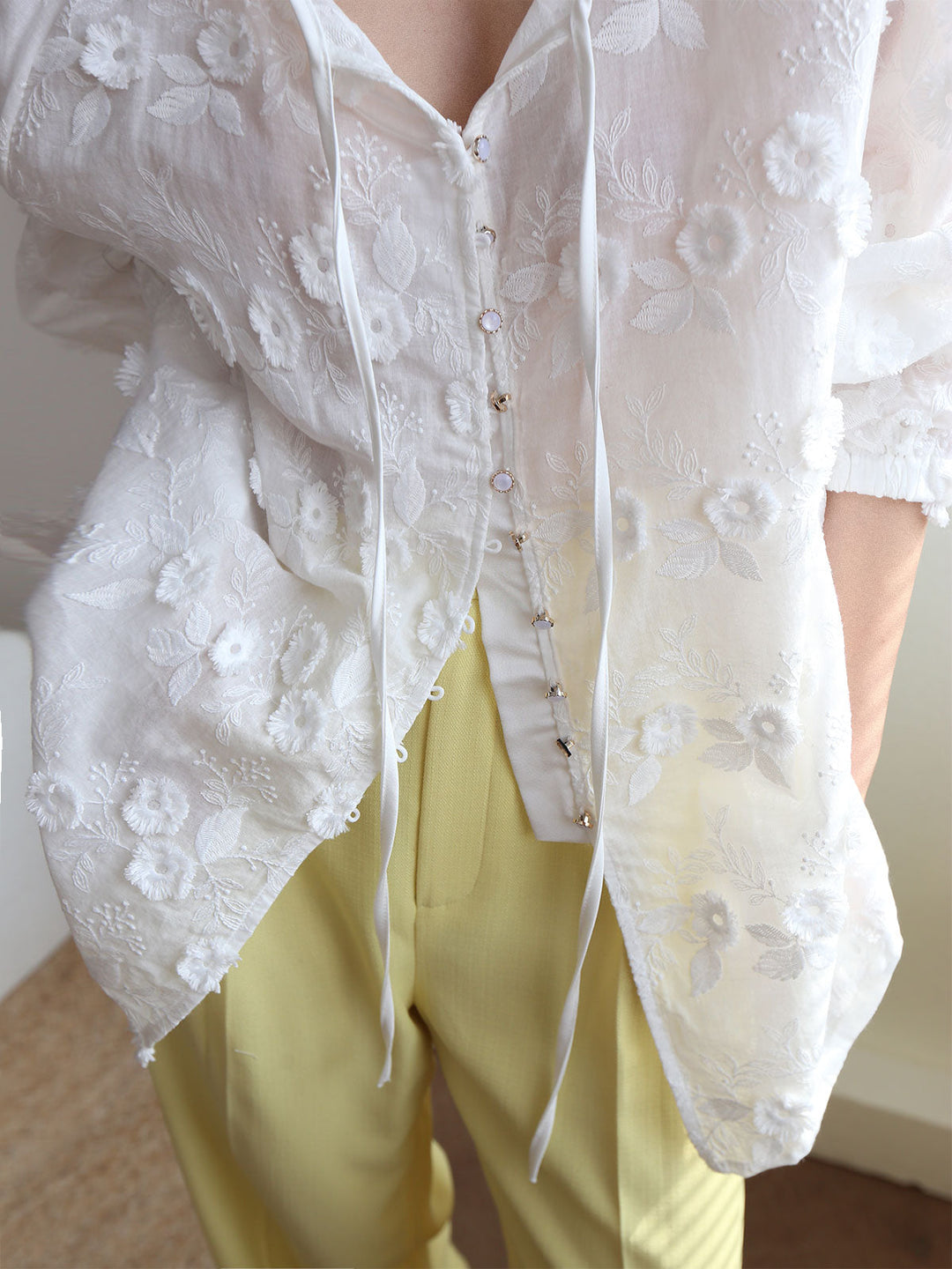 Sophie - Oversized semi-transparante geborduurde bloemenblouse