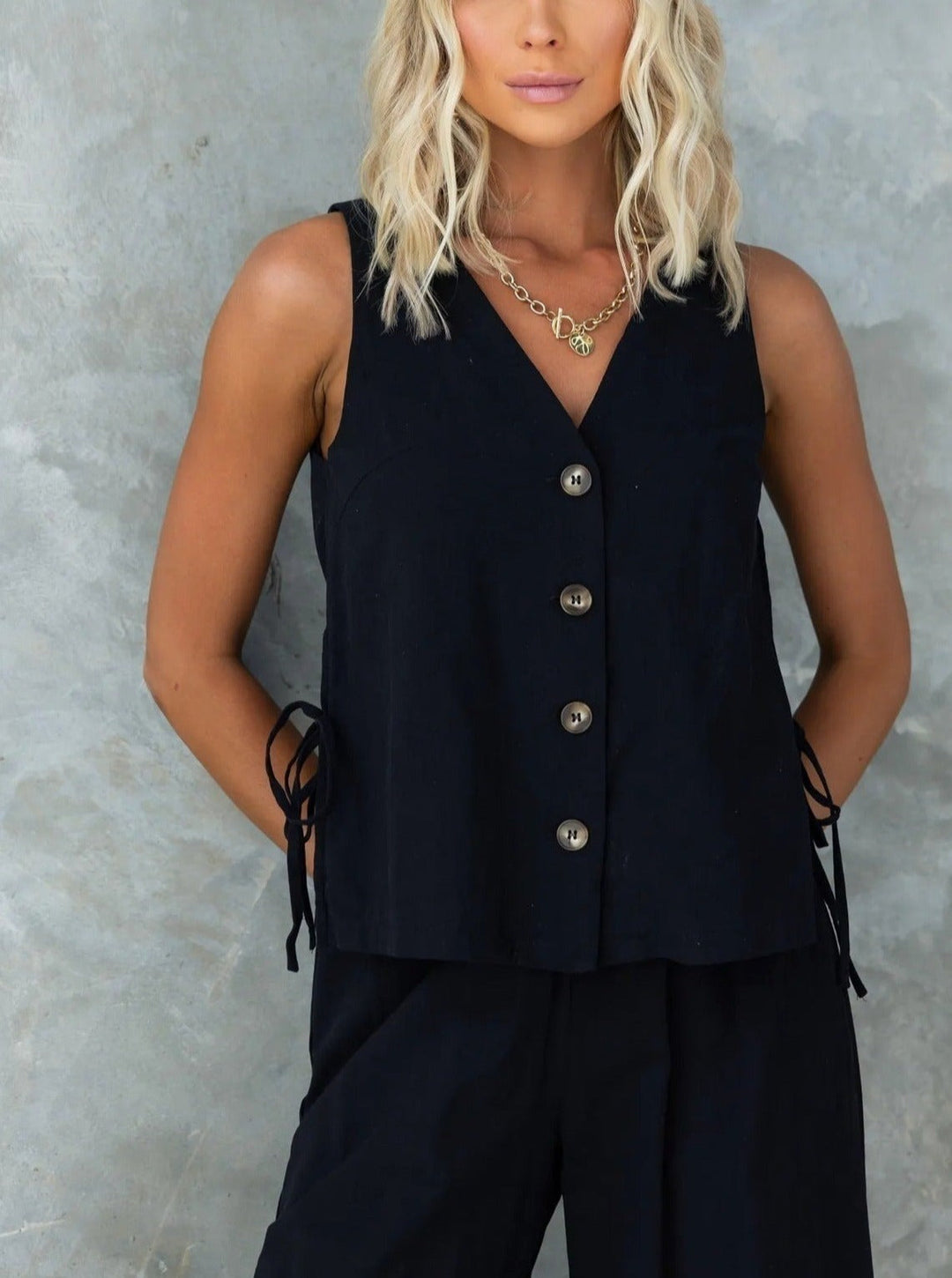 Rita - Casual jumpsuit met mouwloze effen broek met V-hals