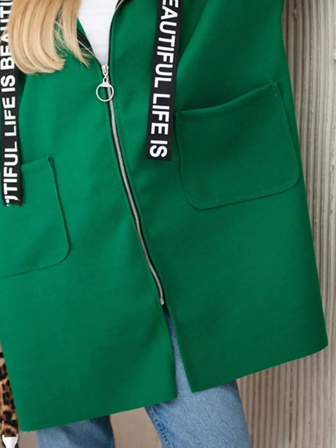 Moderne mantel met capuchon voor dames - Nelya