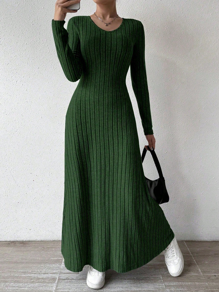 Gebreide damesjurk met geribd silhouet - Brynja