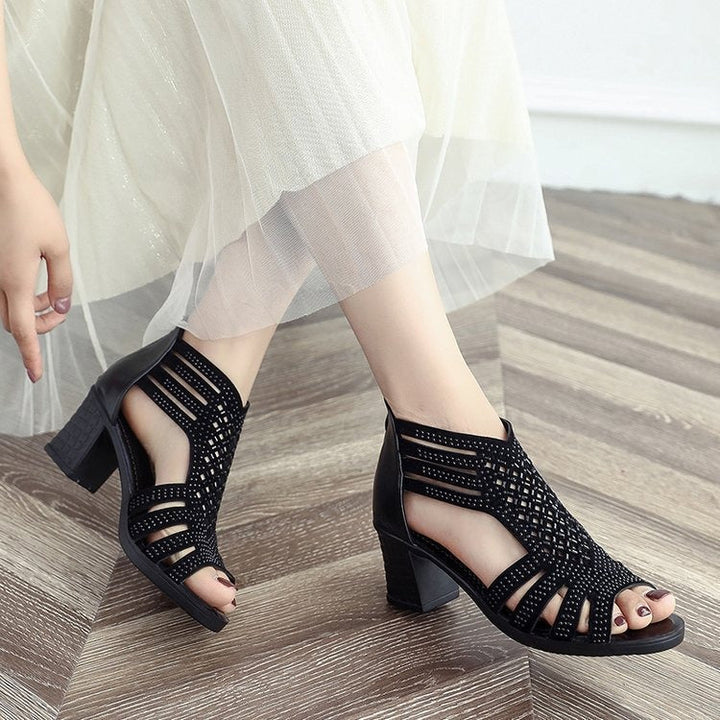Romeinse design sandalen met middelhoge hak en zwarte opengewerkte afwerking - Elvira
