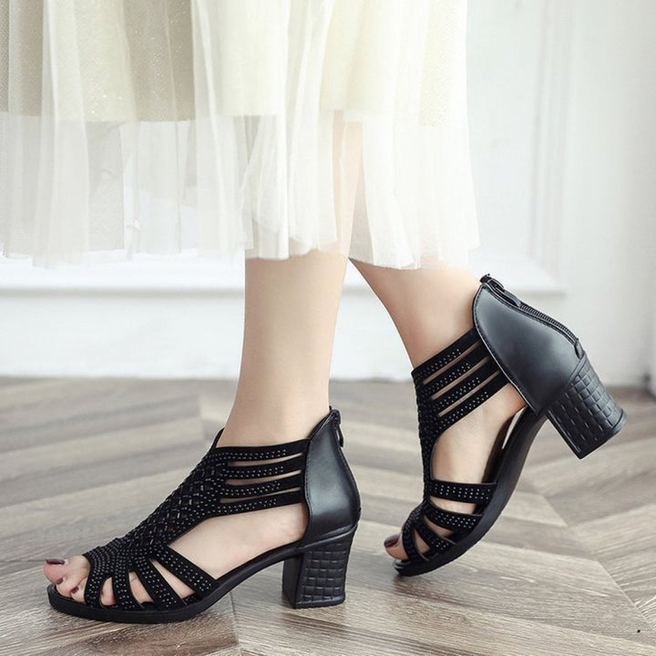 Romeinse design sandalen met middelhoge hak en zwarte opengewerkte afwerking - Elvira
