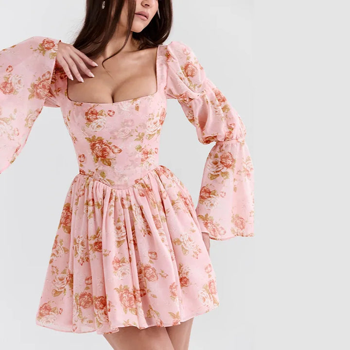 Danys - Roze minijurk met bloemenprint en lieve styling