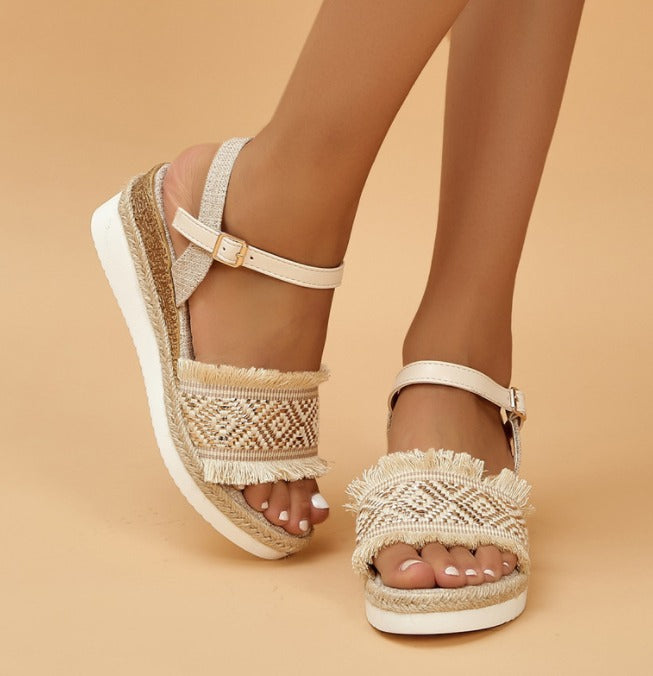 Crèmekleurige damessandalen met sleehak en gevlochten design - Arabelle