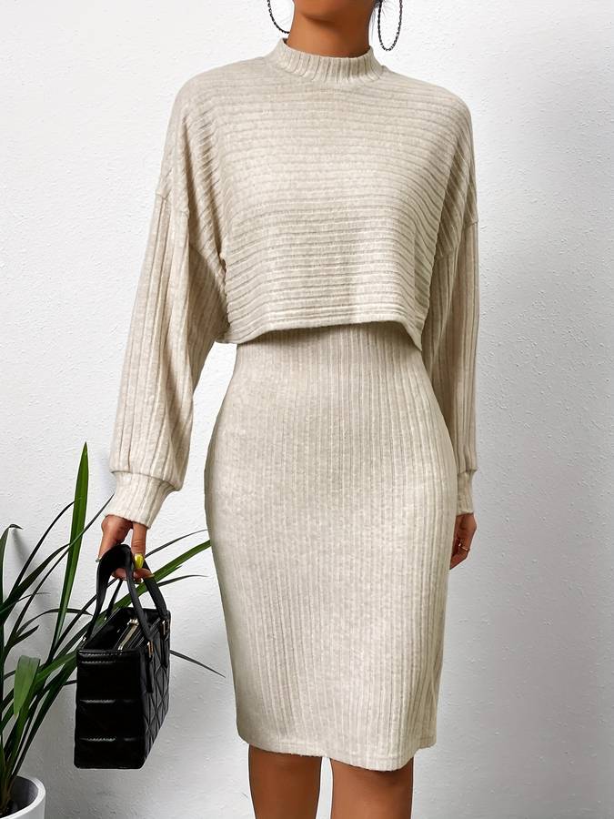 Elegante outfit met zachte top en rok met lange mouwen en een ronde hals, perfect voor een verfijnde en comfortabele look voor elke gelegenheid