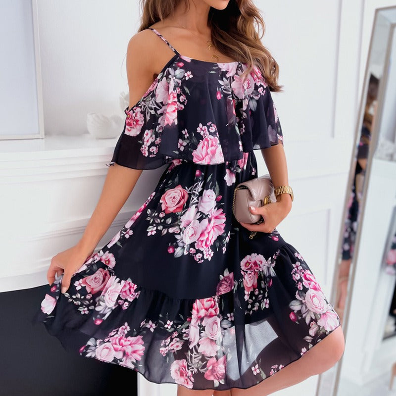 Korte chiffon jurk met bloemen, ruches en blote schouders - Emilia