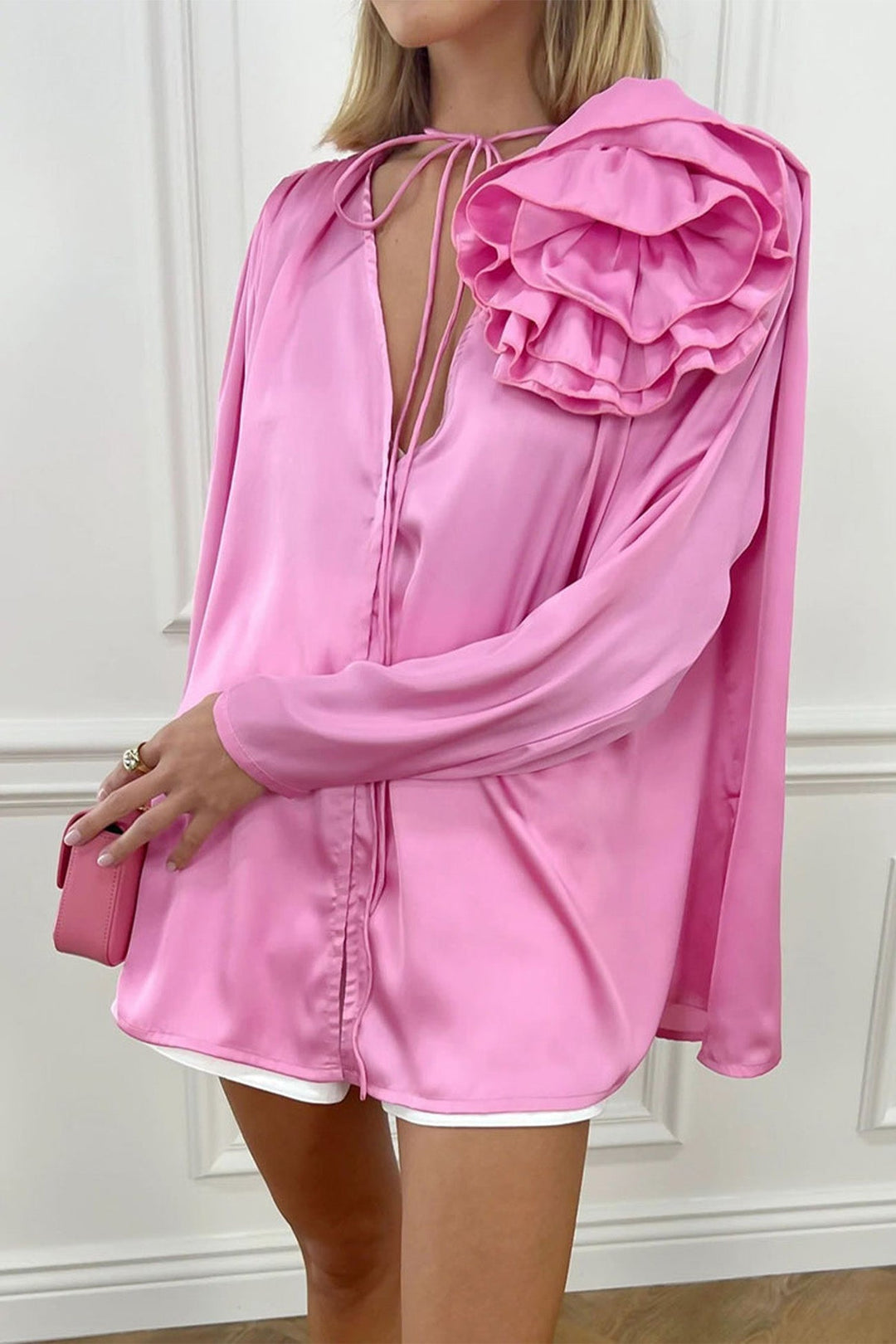 Victoria - Roze gebloemde kanten blouse met V-hals