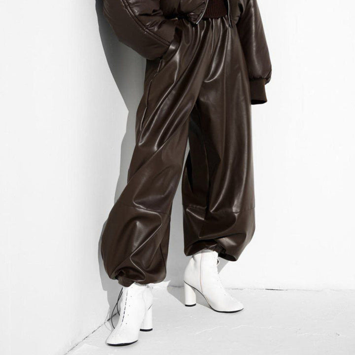 Damesbroek met leereffect en zoom met vetersluiting - Eirenne