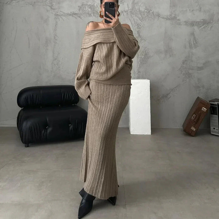 Elegante outfit met off-shoulder trui en nauwsluitende gebreide rok, perfect voor een verfijnde en vrouwelijke look