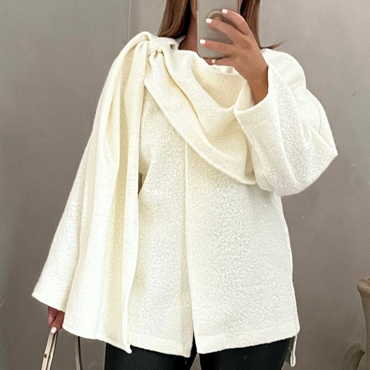 Tessa - Bouclé poncho met sjaaldetail