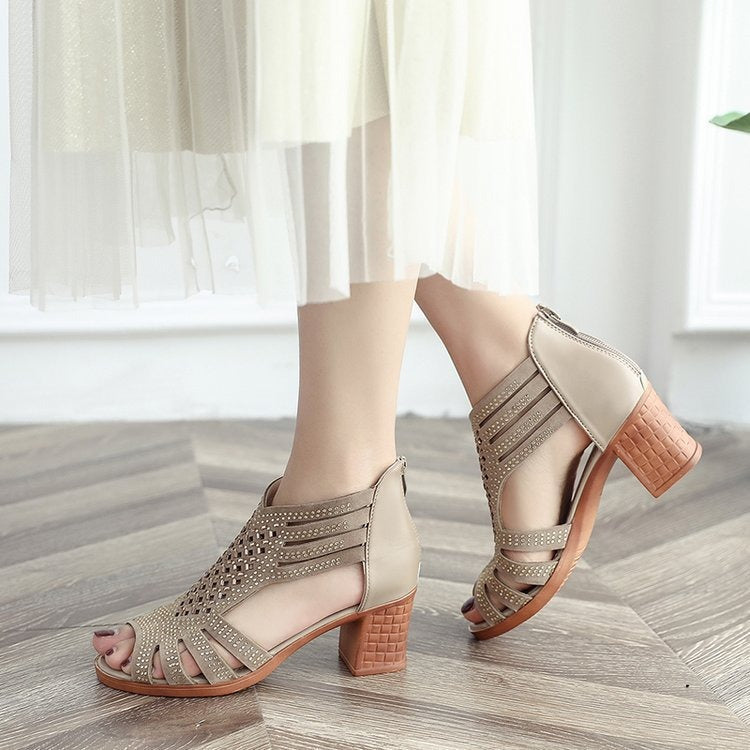 Romeinse design sandalen met middelhoge hak en zwarte opengewerkte afwerking - Elvira