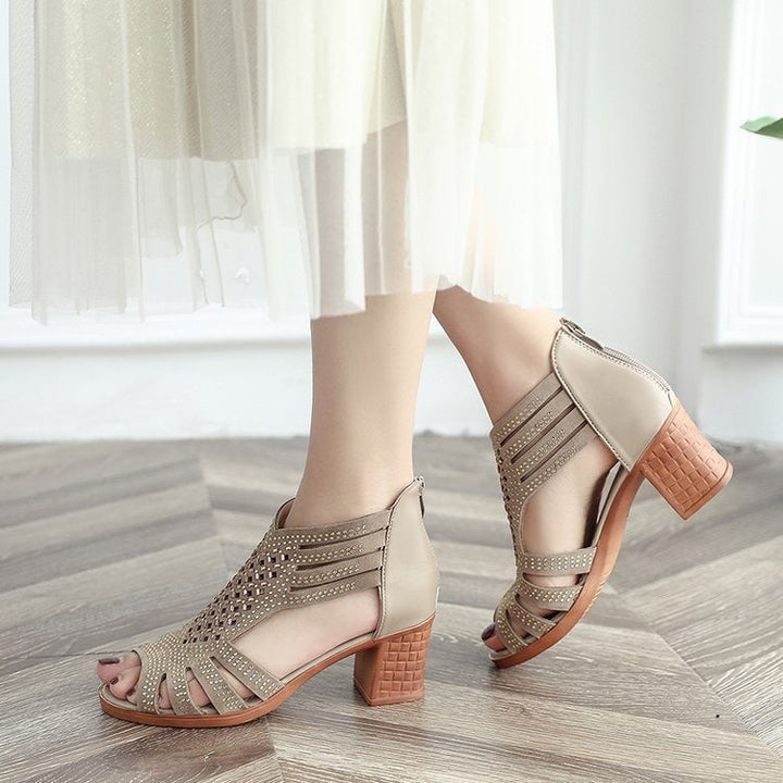 Romeinse design sandalen met middelhoge hak en zwarte opengewerkte afwerking - Elvira