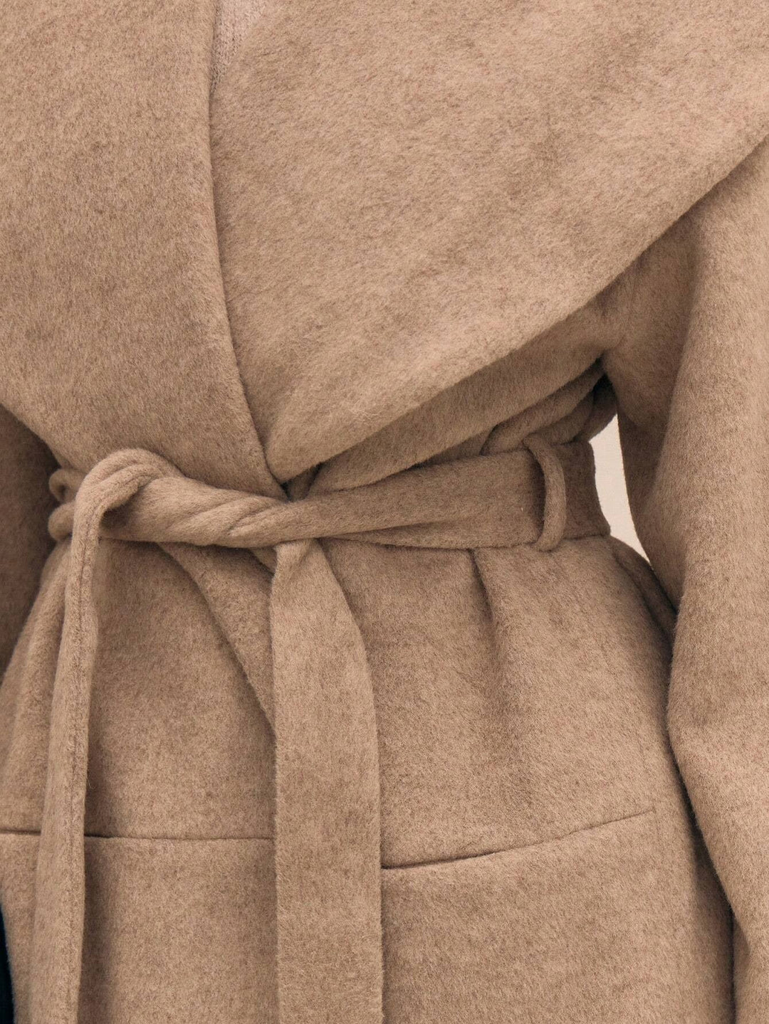 Elegante halflange jas met riem en brede kraag - Liz