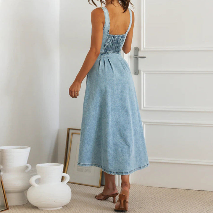 Lange jurk voor dames met lichtblauwe denim bandjes met knopen - Juliette