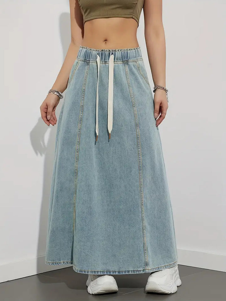 Lange denim rok met verstelbaar trekkoord, comfortabel en veelzijdig, perfect voor een casual en trendy look
