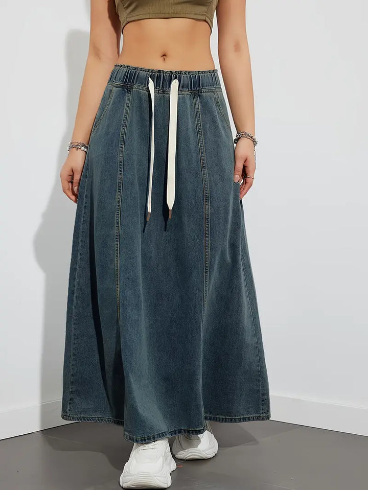 Lange denim rok met verstelbaar trekkoord, comfortabel en veelzijdig, perfect voor een casual en trendy look