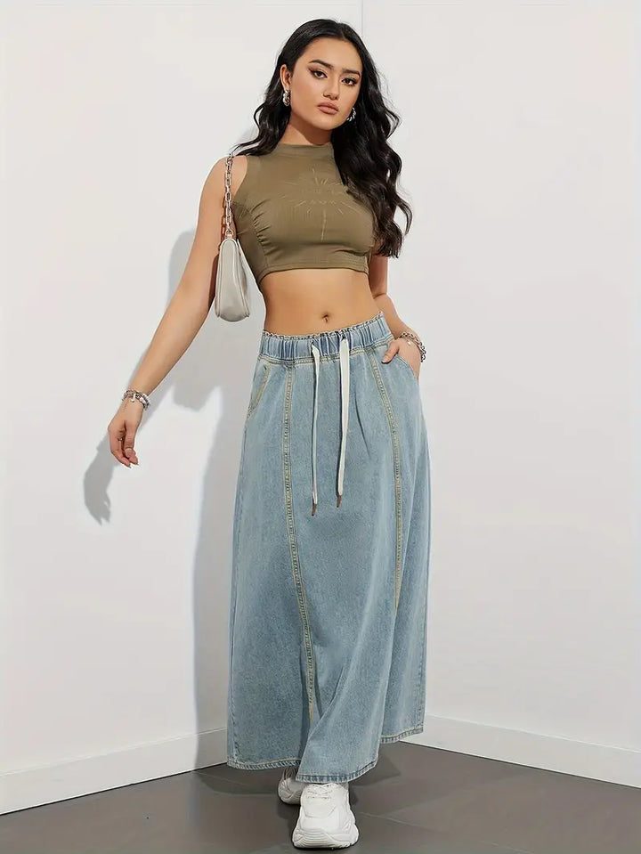 Lange denim rok met verstelbaar trekkoord, comfortabel en veelzijdig, perfect voor een casual en trendy look