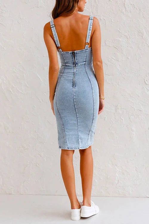 Denim rok met split aan de voorkant en U-hals detail perfect voor een casual en trendy look