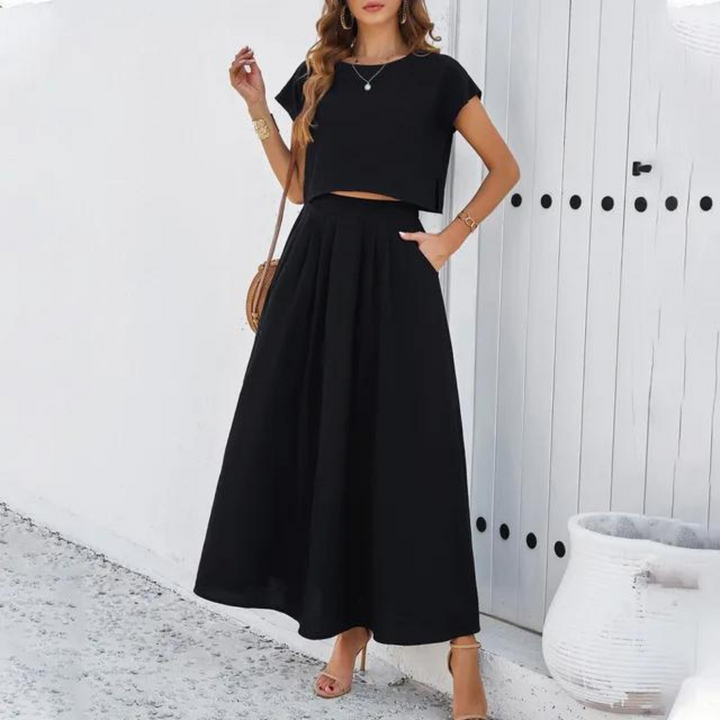 Elegante outfit met crop top en lange vloeiende rok, perfect voor een verfijnde en moderne look, ideaal voor speciale avonden.
