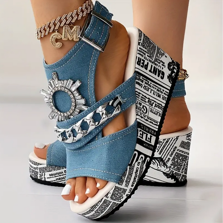 Emma - De zomerse platform sandalen met ketting en strass versiering