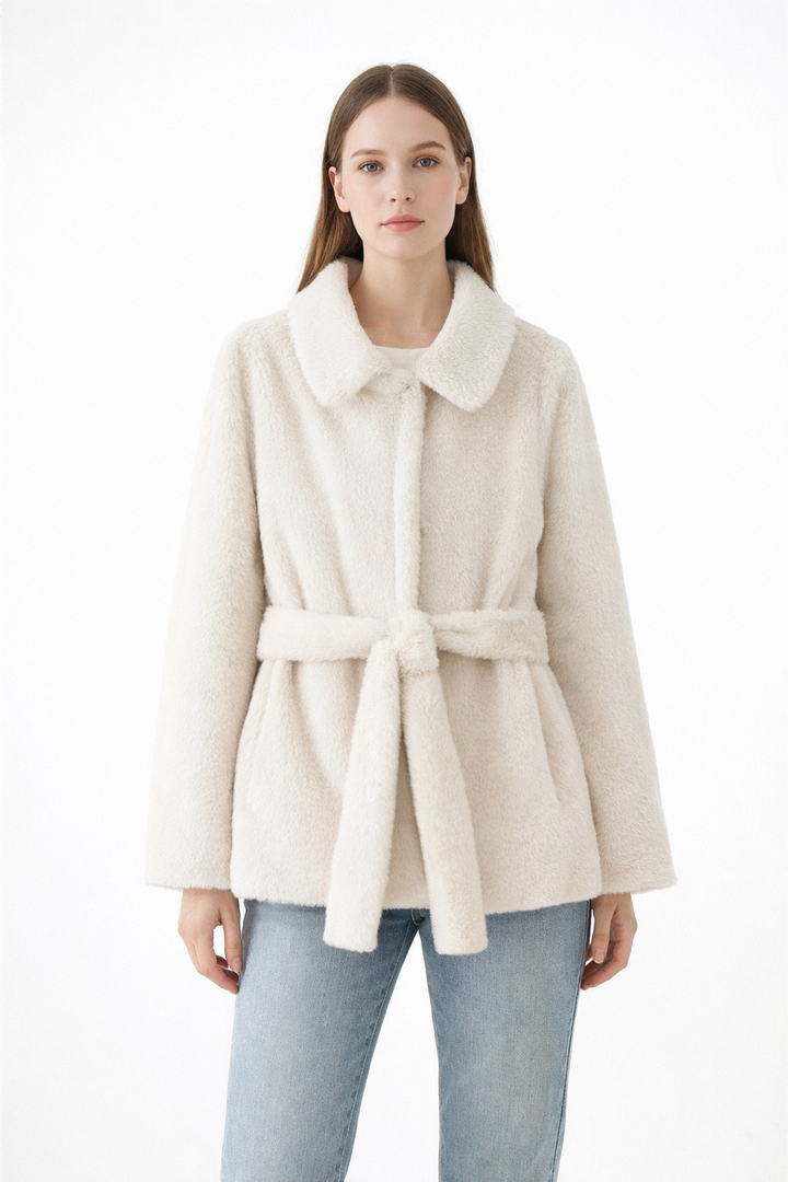 Korte bontjas met riem in zachte lijnen - Karolina