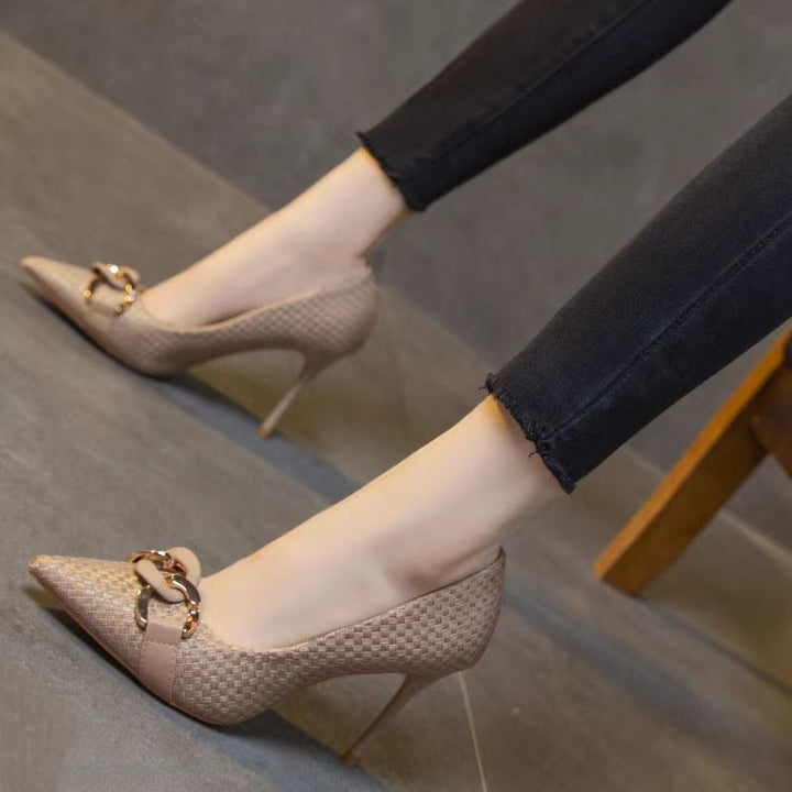 Vrouwenhakken in geweven textuur met elegante metalen versiering - Mireille