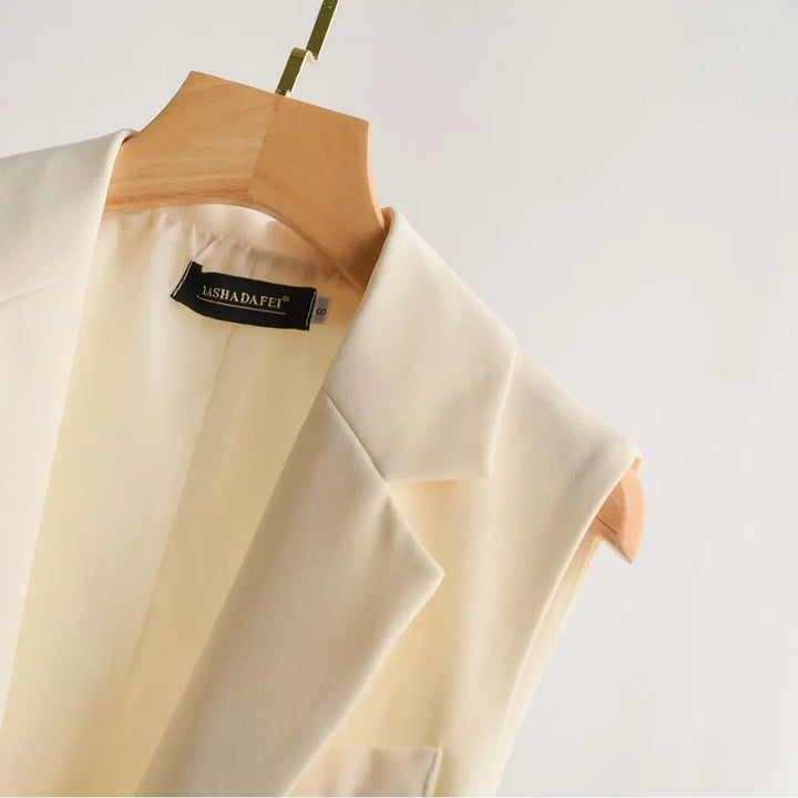 Moena - Klassiek mouwloos vest met één rij knopen