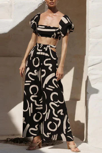 Bijpassende set met bedrukte off-shoulder top en maxirok met uitsnijdingen en zakken, perfect voor een coole en modieuze zomerse look