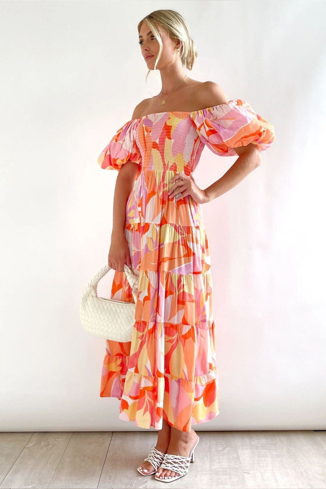 Mara - bedrukte gestreepte off-the-shoulder maxi-jurk met pofmouwen