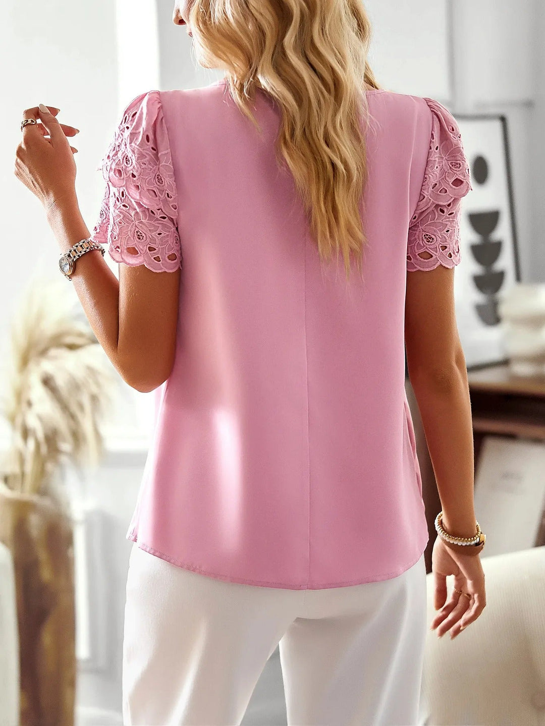 Damesblouse met geborduurde mouwen en opengewerkt detail - Natalia