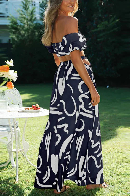Bijpassende set met bedrukte off-shoulder top en maxirok met uitsnijdingen en zakken, perfect voor een coole en modieuze zomerse look
