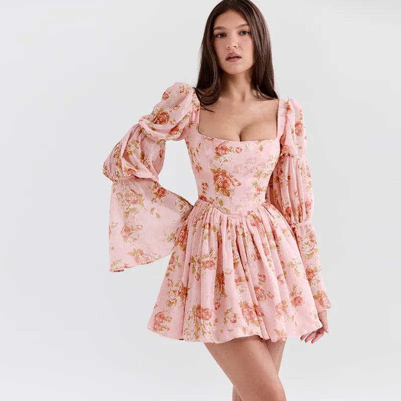Danys - Roze minijurk met bloemenprint en lieve styling