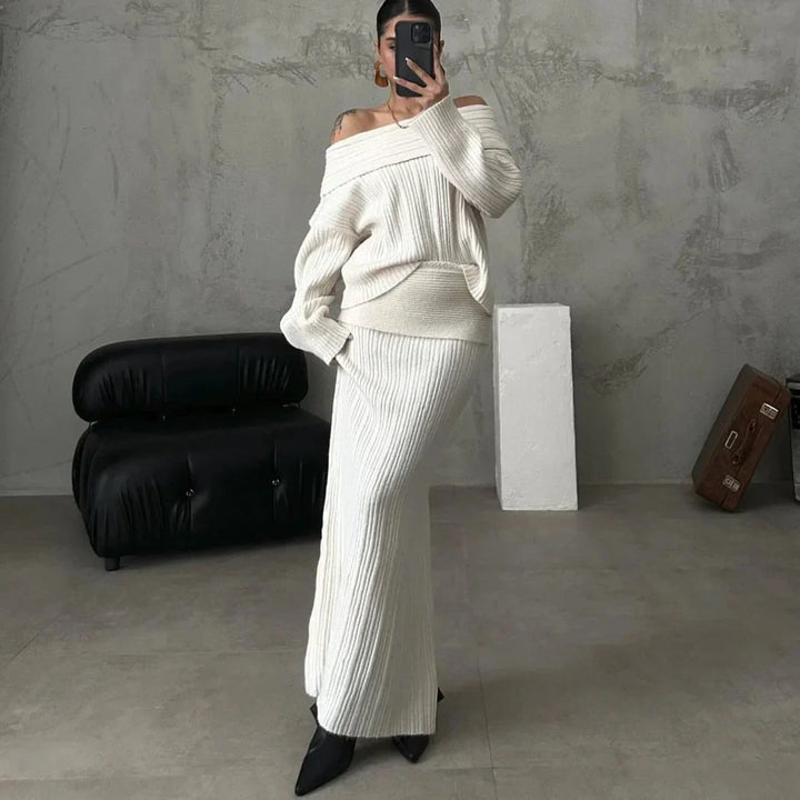 Elegante outfit met off-shoulder trui en nauwsluitende gebreide rok, perfect voor een verfijnde en vrouwelijke look
