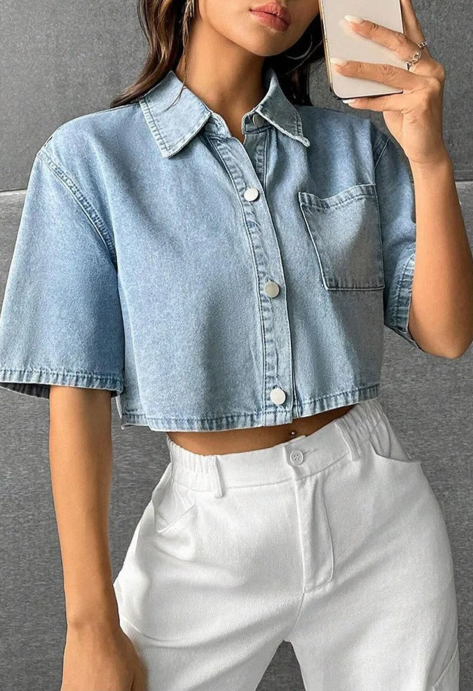 Nonchalant kort denim damesoverhemd met zakje voor - Emilia