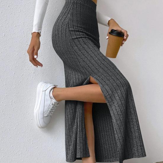 Gebreide rok met zijsplit comfortabel en verfijnd, ideaal voor een casual en moderne look