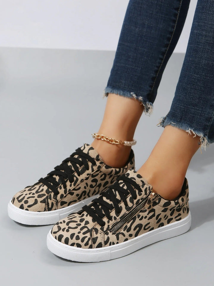 Casual damesschoenen met dierenprint en zijrits - Camila