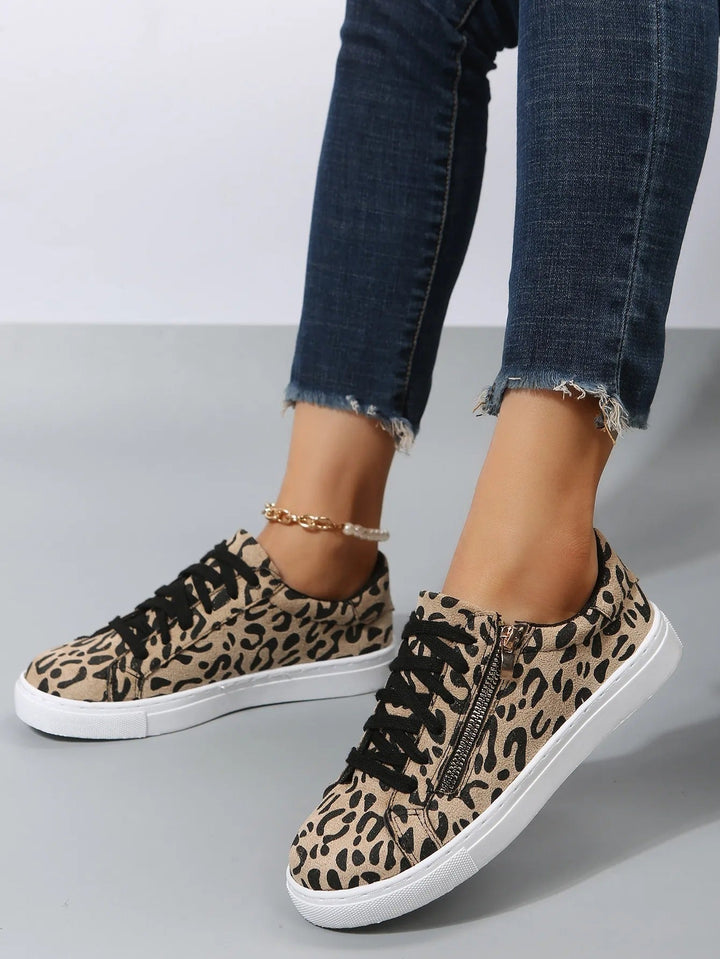 Casual damesschoenen met dierenprint en zijrits - Camila