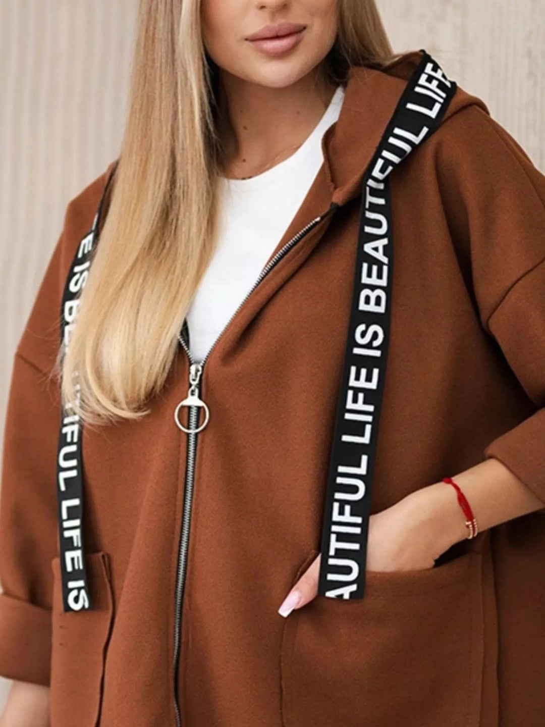 Moderne mantel met capuchon voor dames - Nelya