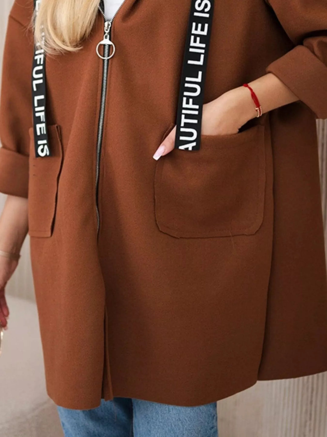 Moderne mantel met capuchon voor dames - Nelya