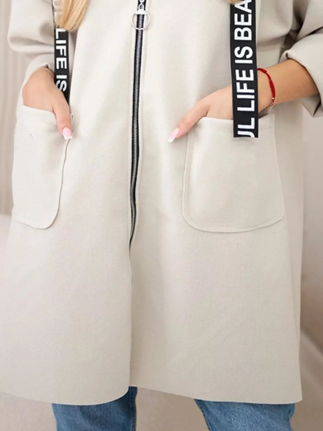 Moderne mantel met capuchon voor dames - Nelya