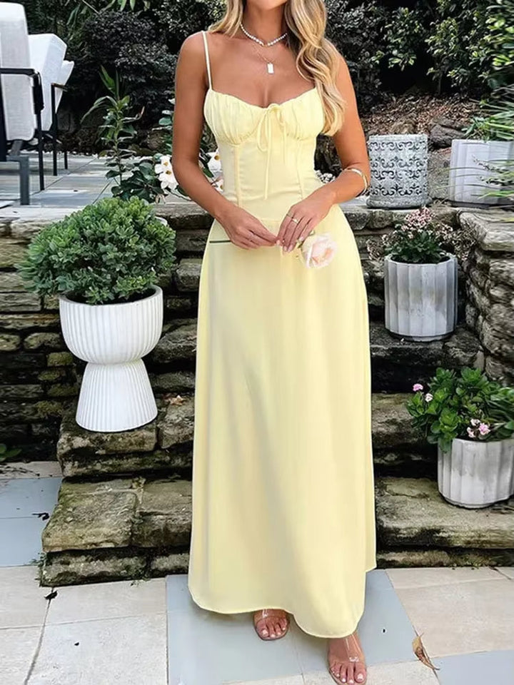 Lange jurk met sweetheart halslijn en dunne bandjes in pastelgeel - Liora