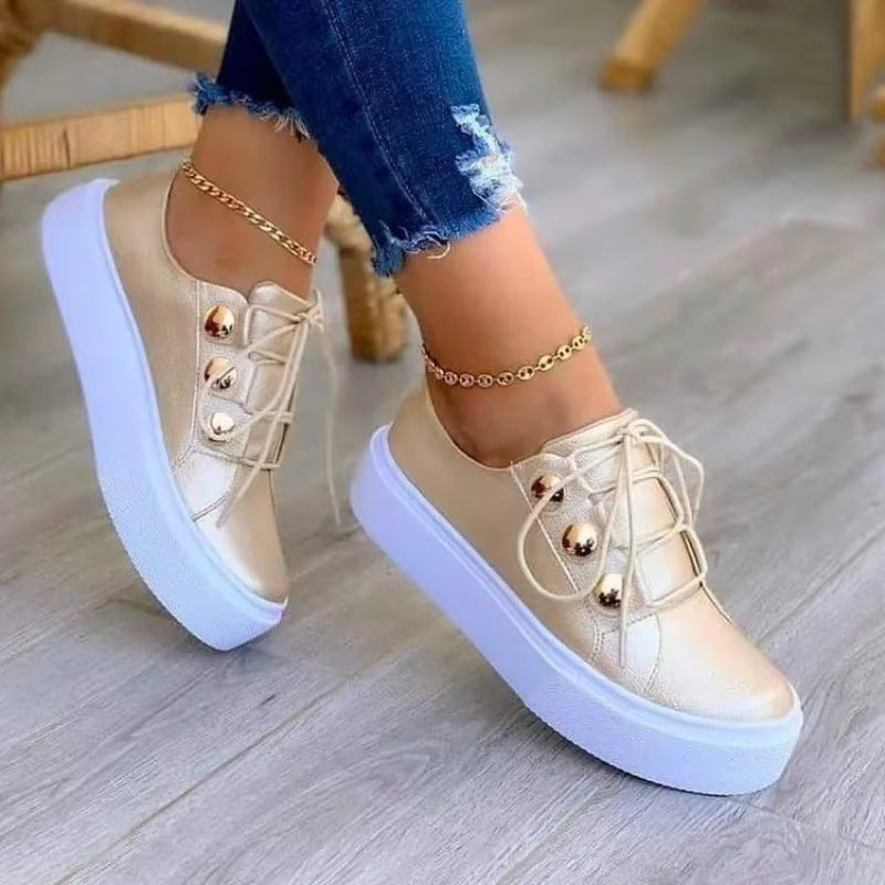 Damesschoenen met glimmende afwerking en metallic details - Alma