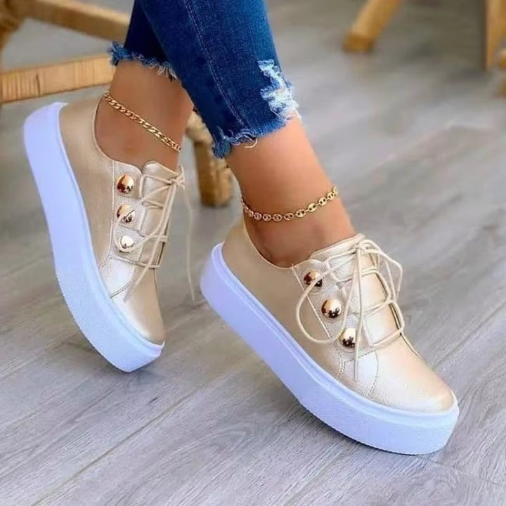 Damesschoenen met glimmende afwerking en metallic details - Alma