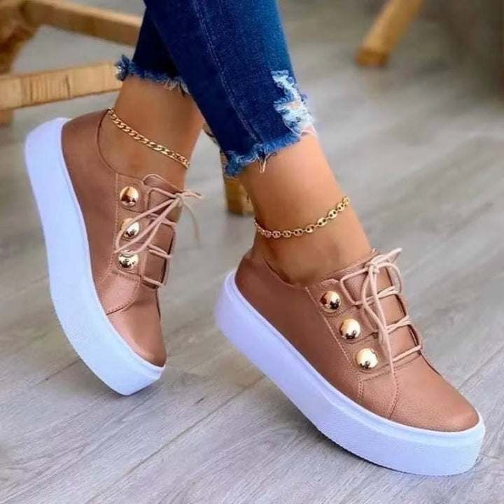 Damesschoenen met glimmende afwerking en metallic details - Alma