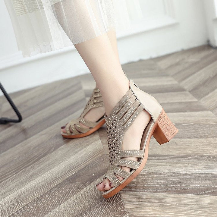 Romeinse design sandalen met middelhoge hak en zwarte opengewerkte afwerking - Elvira