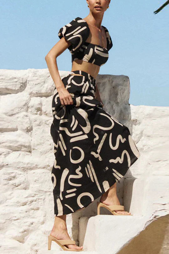 Bijpassende set met bedrukte off-shoulder top en maxirok met uitsnijdingen en zakken, perfect voor een coole en modieuze zomerse look