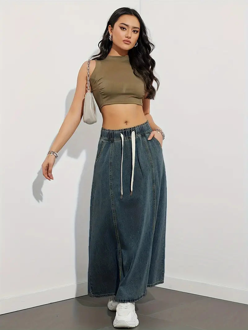 Lange denim rok met verstelbaar trekkoord, comfortabel en veelzijdig, perfect voor een casual en trendy look