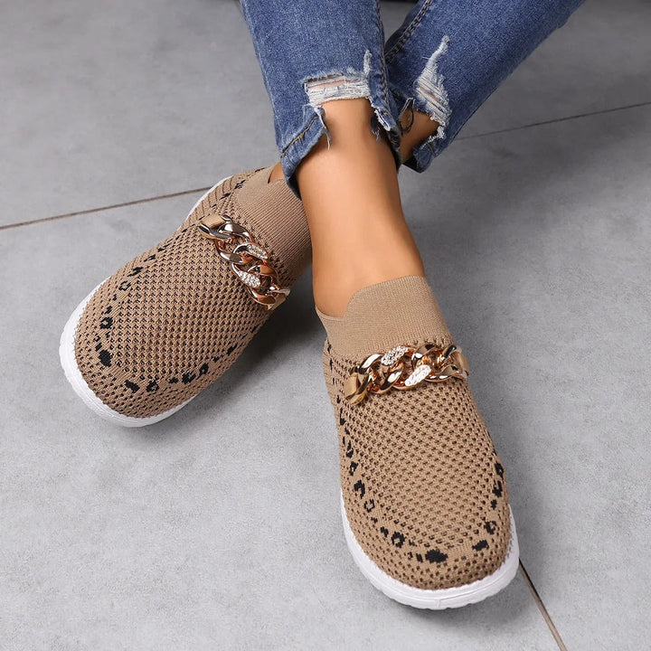 Damesschoenen van ademende stof met decoratieve ketting - Mariela