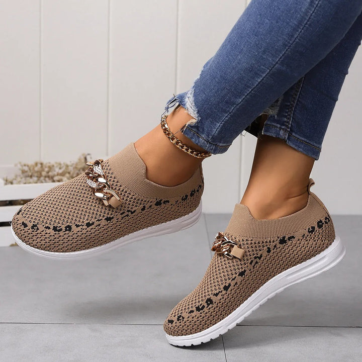 Damesschoenen van ademende stof met decoratieve ketting - Mariela