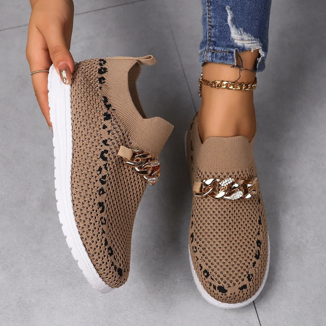 Damesschoenen van ademende stof met decoratieve ketting - Mariela